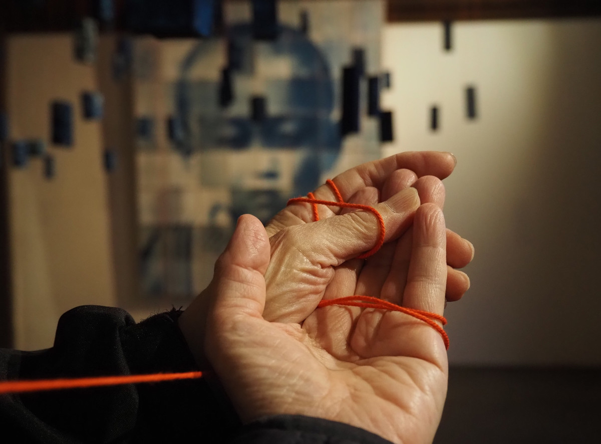 Omoide_Hands_Red_Thread
